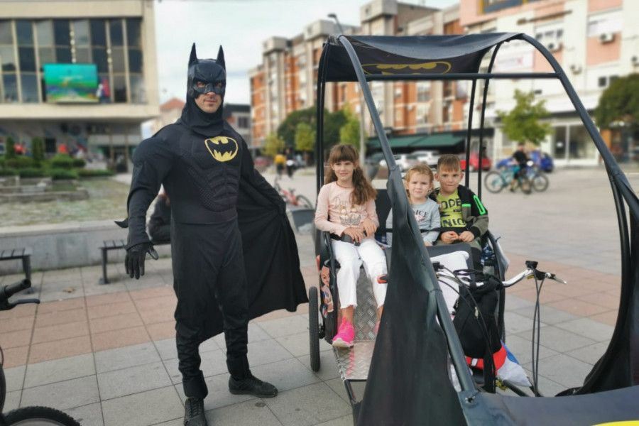 HUMANO SRCE U OBLIKU BETMENA Neobični Betmobil na ulicama Čačka prevozi mališane (FOTO/VIDEO)