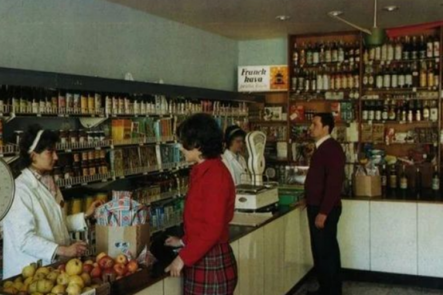 O JEDNOJ FOTOGRAFIJI IZ JUGOSLAVIJE SVI PRIČAJU Ovaku su se nekada oblačile naše mame i bake, a jedan detalj je posebno zanimljiv (FOTO)