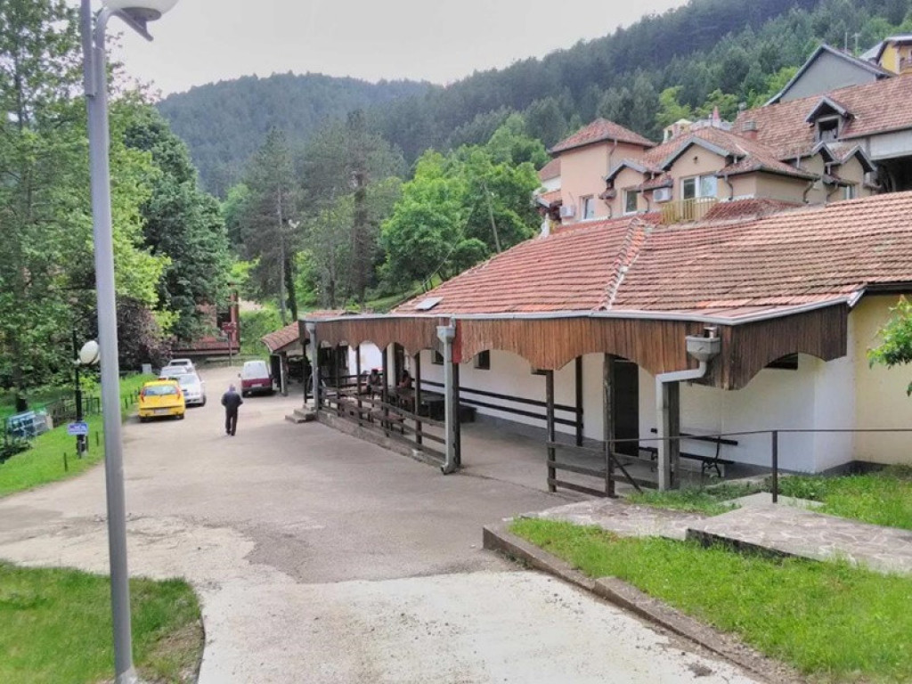 RAJ ZA ŽIVCE Lekovita banja u Srbiji ponovo se vraća na turističku mapu: Svi žele da posete čuveno Banjsko kupatilo (FOTO)
