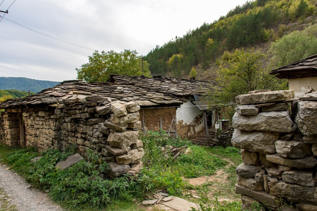 PRAVA JE PRILIKA DA GA POSETITE TOKOM ZIME Srpsko selo jedinstveno u svetu, iza njega se krije nestvarna priča (FOTO)