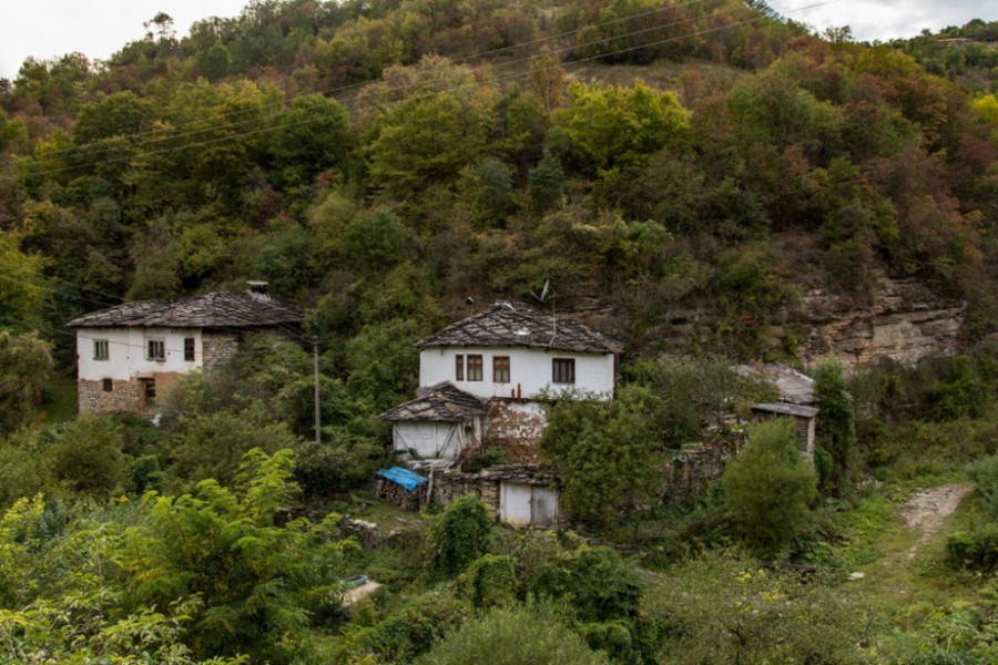 PRAVA JE PRILIKA DA GA POSETITE TOKOM ZIME Srpsko selo jedinstveno u svetu, iza njega se krije nestvarna priča (FOTO)