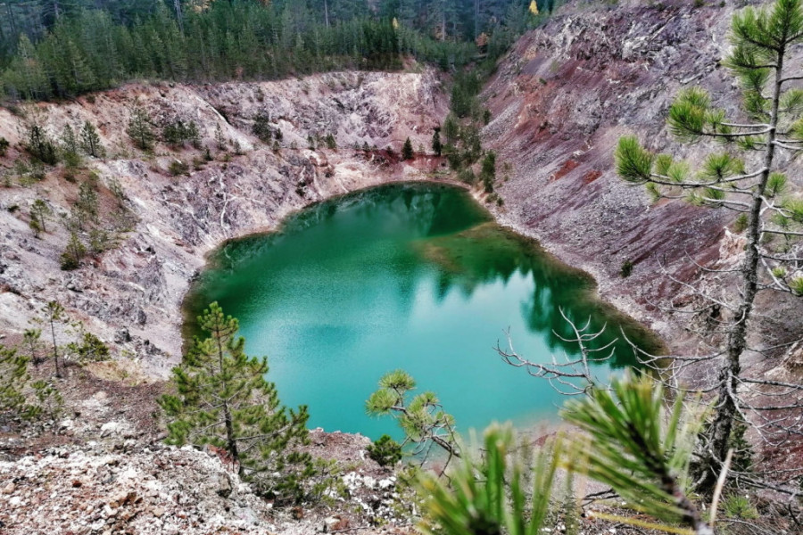 DRAGULJ ZAPADNE SRBIJE Jezero koje je nastalo na neobičan način, skriveno je, a pleni nestvarnom lepotom (FOTO)
