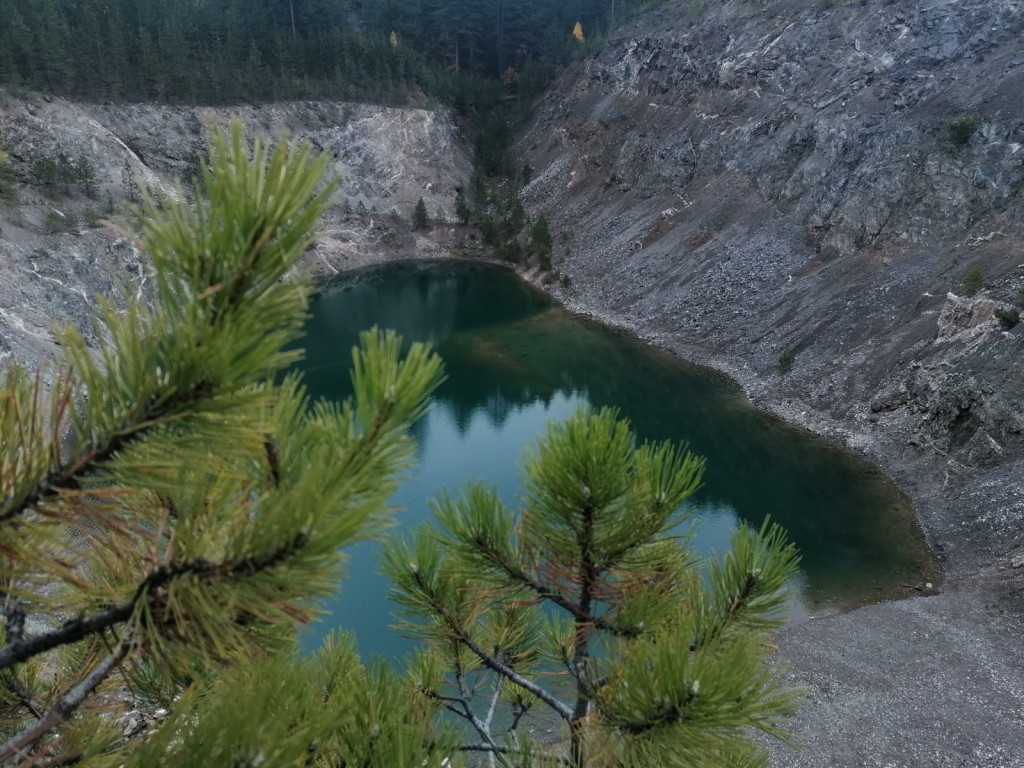 DRAGULJ ZAPADNE SRBIJE Jezero koje je nastalo na neobičan način, skriveno je, a pleni nestvarnom lepotom (FOTO)