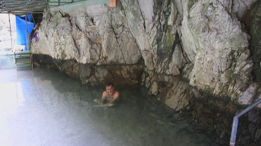 TERMALNO BLAGO SKRIVENO MEĐU STENAMA U Rzavu se i usred zime kupaju mnogi jer od davina pomaže kod reume (FOTO/VIDEO)