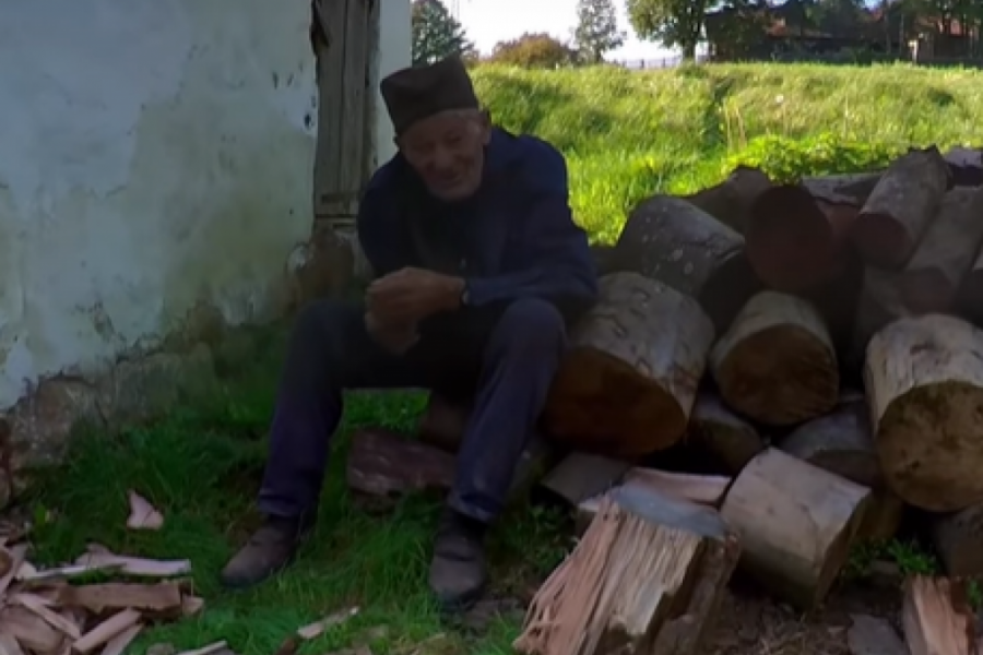 "MALO JE ONIH KOJI ĆE DA POMOGNU" Stariji nekad neće da priznaju da im treba "RUKA SPASA", kako biste vi reagovali u ovoj situaciji? (FOTO/VIDEO)