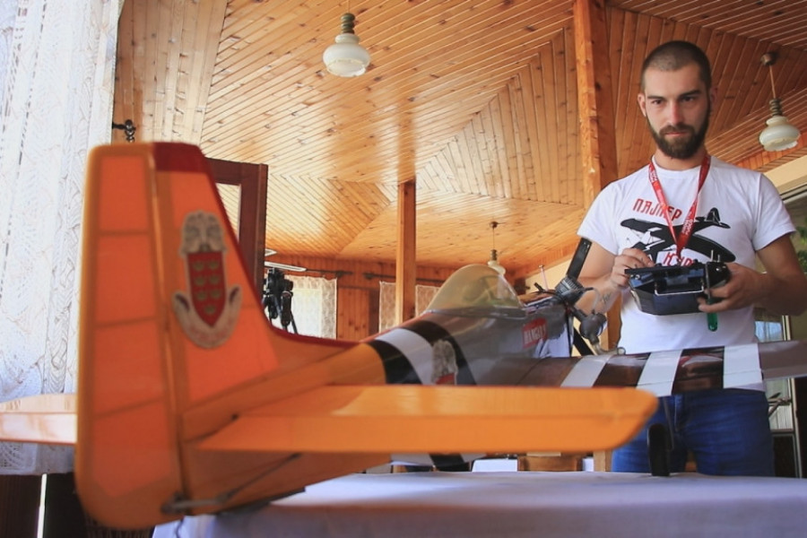 NEOBIČAN HOBI OVOG SRBINA POSTAO HIT Nakon višegodišnjeg truda jedan njegov avion se vinuo u nebo (FOTO/VIDEO)