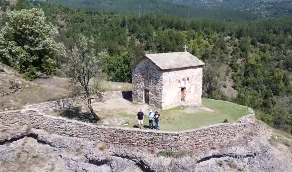 MESTO GDE VAS NI VRAG NE ČUJE Srpski Meteori, crkva u kojoj se niko ne venčava, ne krštava a na liturgiju retko ide (VIDEO)