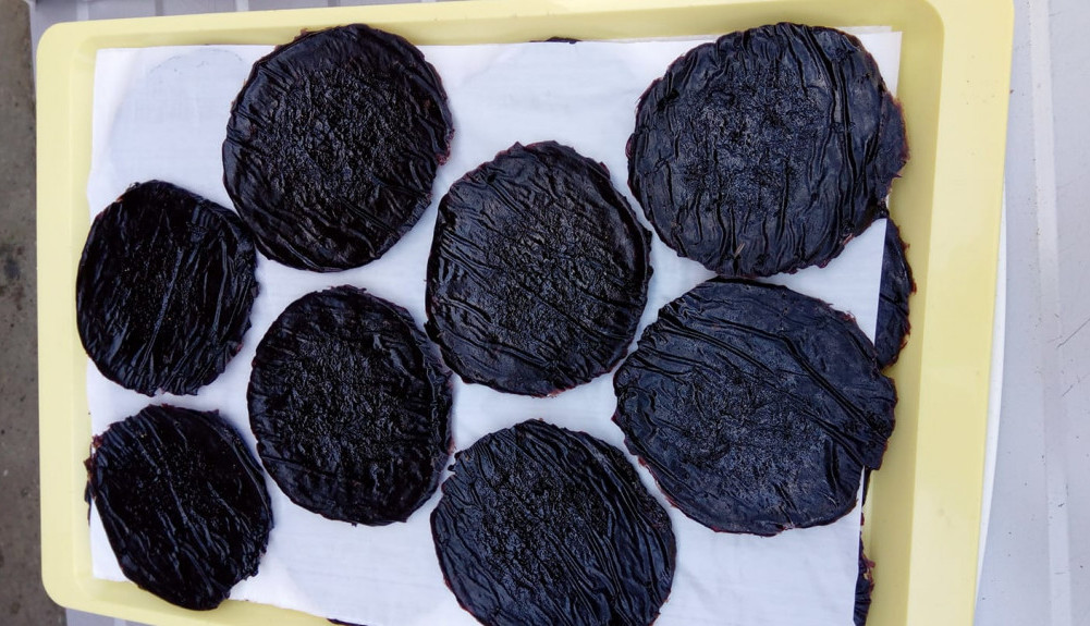 KAKO NAPRAVITI NAJSTARIJI SRPSKI SLATKIŠ SA SAMO 2 SASTOJKA Naše bake su ga često pravile, obožavali su ga vojnici, a nikada ne može da se pokvari