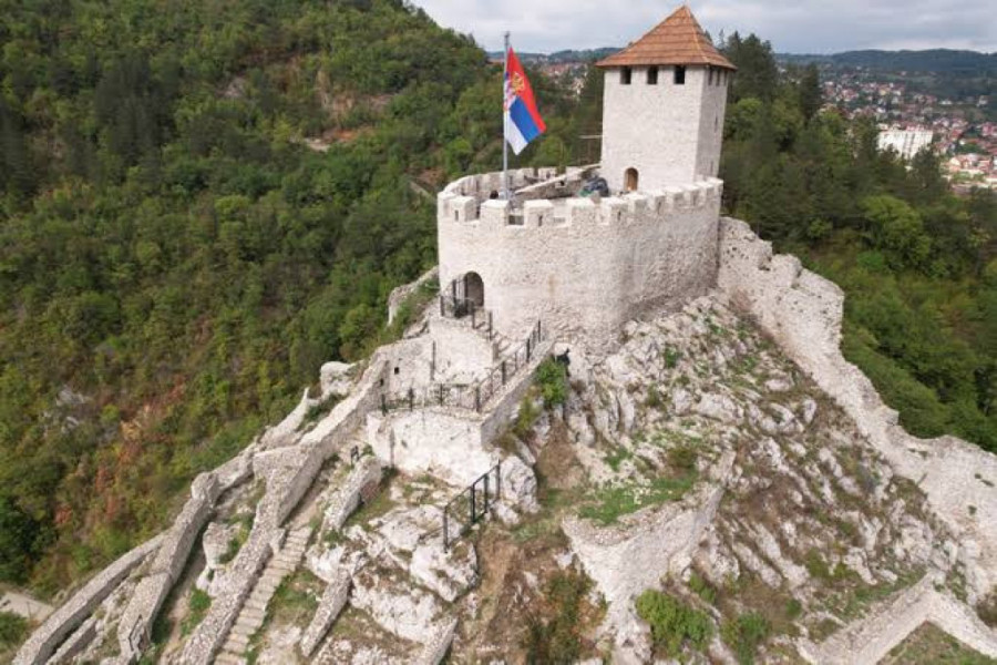 U SRPSKOJ PRESTONICI KULTURE nalazi se prva hidrocentrala u Evropi, ali i PLAŽA ISPOD TVRĐAVE od koje zastaje dah - klisura ove reke proglašena je PREDELOM IZUZETNIH ODLIKA