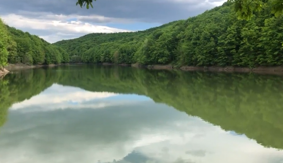 JEZERO ZA KOJE MALO KO ZNA Na manje od 100 kilometara od Beograda krije se pravi mali raj sakriven podno Bukulje