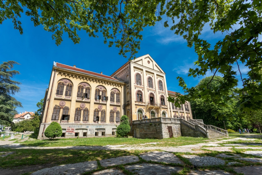 BANJSKO LEČENJE u samom srcu ŠUMADIJE: Okruženi umetnošću u centru predivnog grada