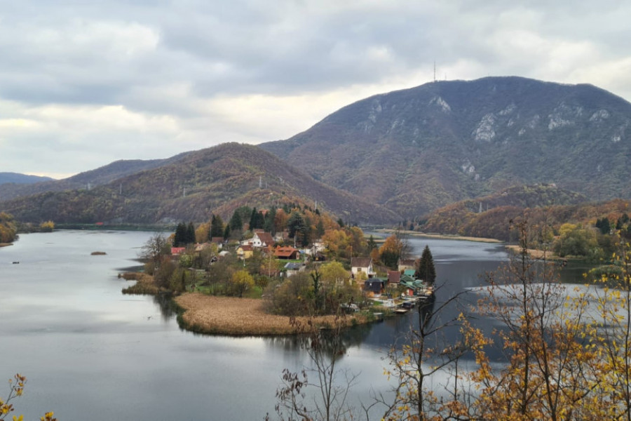 POLUOSTRVO PEJICE JE PRAVI DRAGULJ KABLARA Vožnja katamaranom pored "srpskog Bleda" nezaboravan je doživljaj