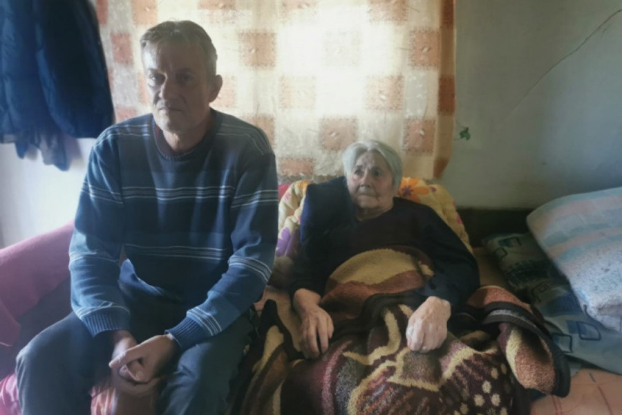 NIJE MOGAO NI DA SANJA DA ĆE IMATI VODU U KUĆI Dejan sam brine o teško bolesnoj majci u nehumanim uslovima, pomogli im dobri ljudi a na proleće će imati i novu kuću (FOTO)