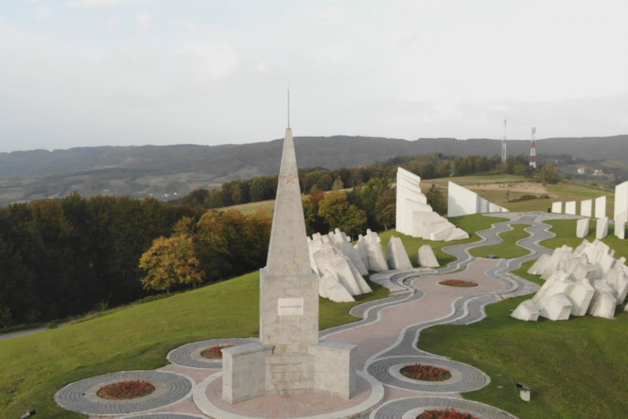 SPOMEN-PIRAMIDA SVEDOČI O KRVAVIM TAJNAMA RATA Da li je ovo dovoljan podsetnik na žrtvu koju su podneli branioci Kadinjače?