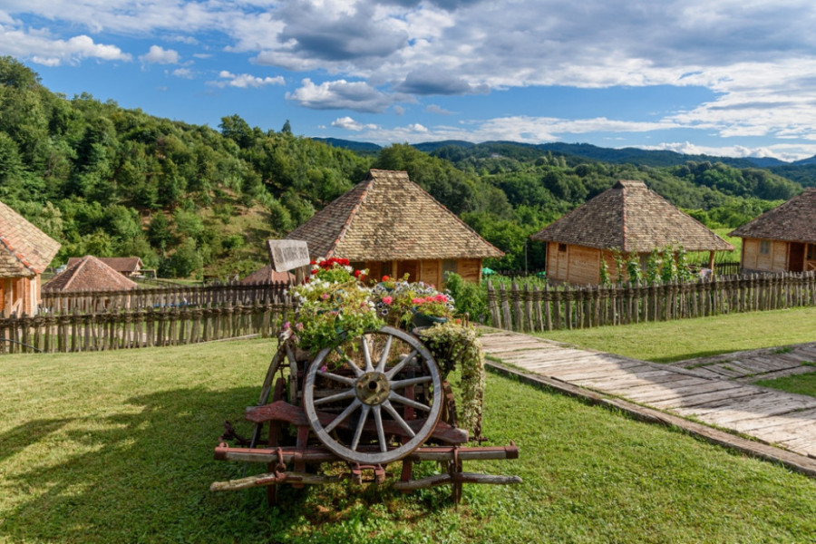 JEDNA OD NAJPOPULARNIJIH META TURIZMA Da li ste znali da je Tršić najposećenije ruralno mesto u Srbiji? (FOTO)