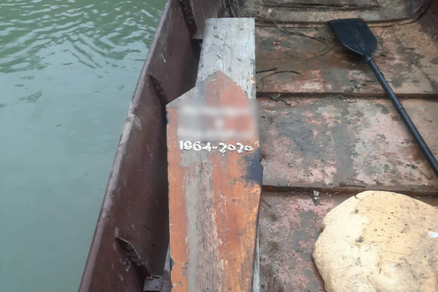 NA POVRŠINI REKE LIM ISPLIVAO NADGROBNI SPOMENIK Jasno se vidi ime, prezime i datum smrti, pokojnik je najverovatnije komunista iz Bijelog Polja (FOTO)