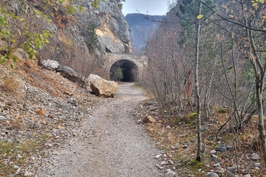MA NE BIH TI JA U TAJ TUNEL KOD DREKAVCA, MA NI ZA KARTON VINJAKA Ovako danas izgleda tunel u kom je sniman kultni srpski film, obilaze ga samo slučajni prolaznici (FOTO)