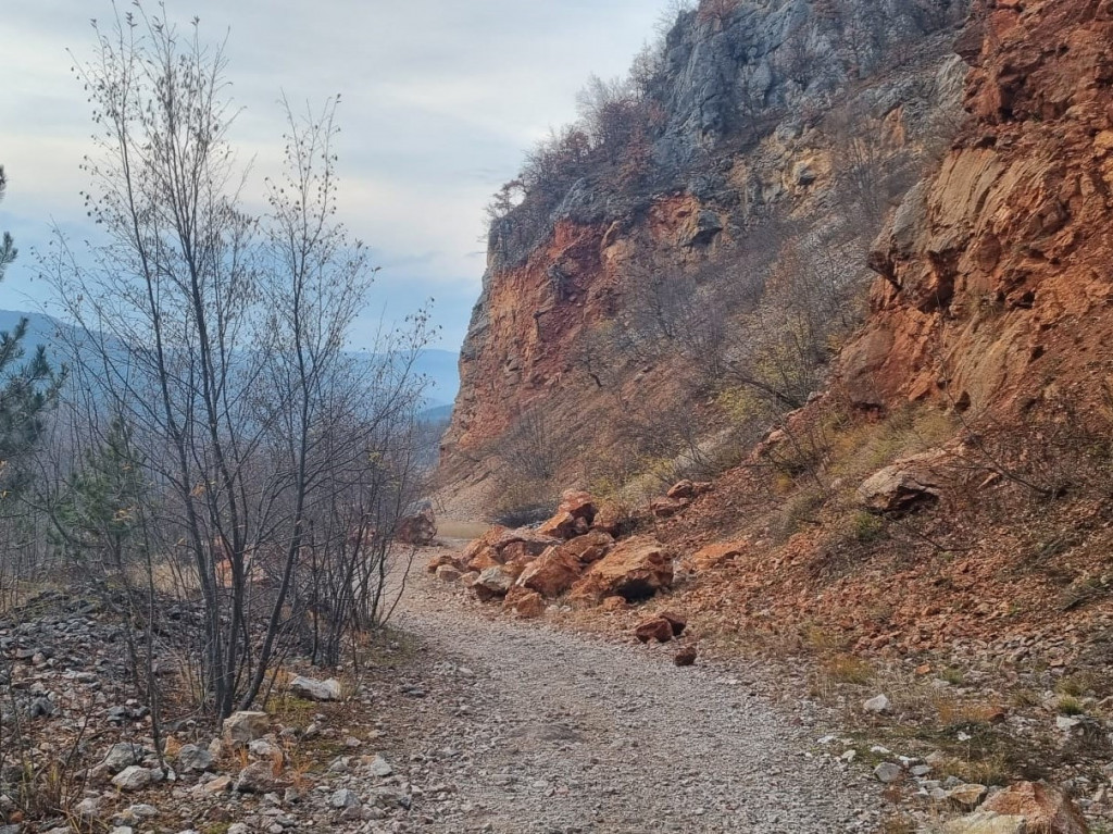 MA NE BIH TI JA U TAJ TUNEL KOD DREKAVCA, MA NI ZA KARTON VINJAKA Ovako danas izgleda tunel u kom je sniman kultni srpski film, obilaze ga samo slučajni prolaznici (FOTO)