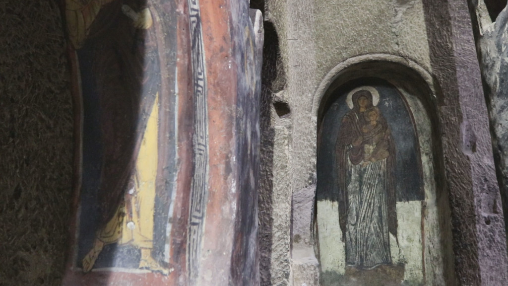 OSTROG NIJE JEDINI HRIŠĆANSKI MANASTIR UKLESAN U STENI Preko 3.000 pećinskih crkava nalazi se u Turskoj, veruje se da su na tim mestima sveci Petar i Pavle čitali svoje propovedi
