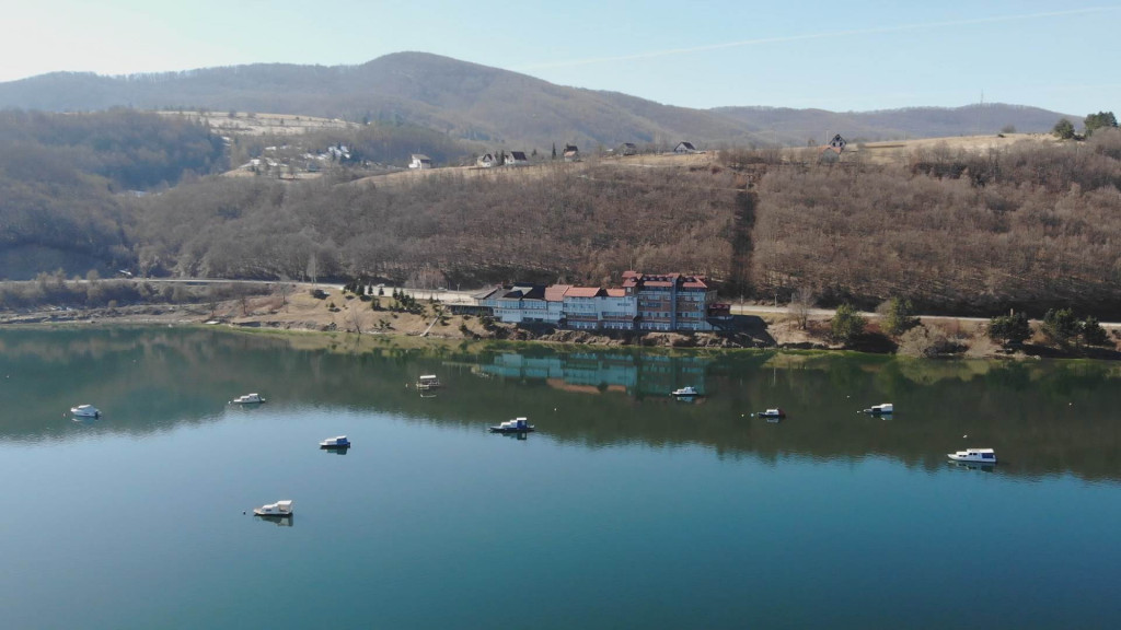 NAPUŠTAJU DRŽAVNE POSLOVE I OKREĆU SE KA TURIZMU Privatni biznis cveta na Zlataru, sve što se ponudi to se i proda turistima, a najveće interesovanje za džip ture i vožnju kvadovima