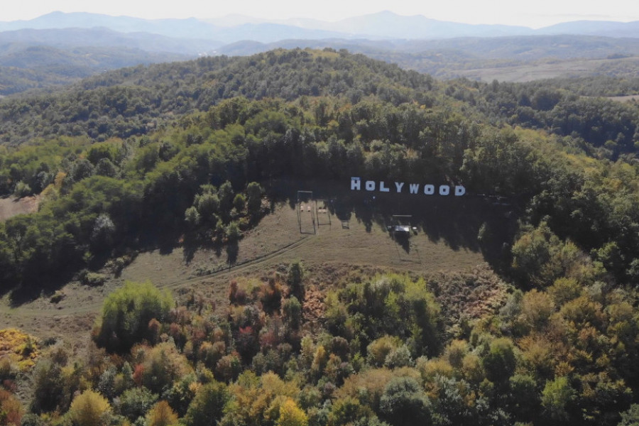 DVE DEVOJČICE ZAJEDNO SA PLANINARIMA POSADILE 600 SADNICA CRNOG BORA NA RUDNIKU Eparhija šumadijska darovala sadnice za "pluća" Šumadije