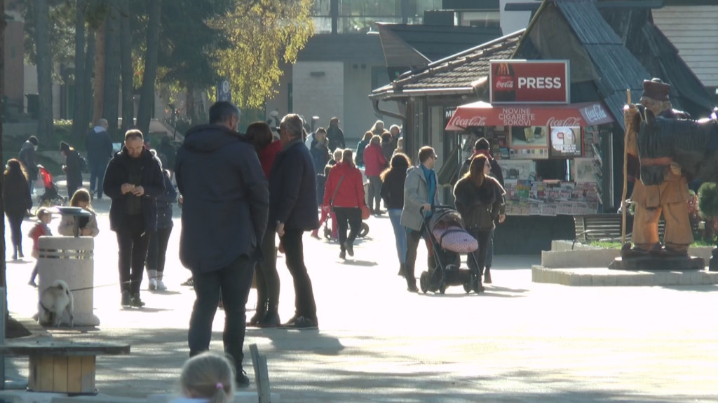 CENE U HOTELIMA I KAFIĆIMA SKOČILE, ALI IZGLEDA DA TO NIKOME NE SMETA, NAPROTIV Na Zlatiboru tokom praznika boravilo čak 100.000 ljudi