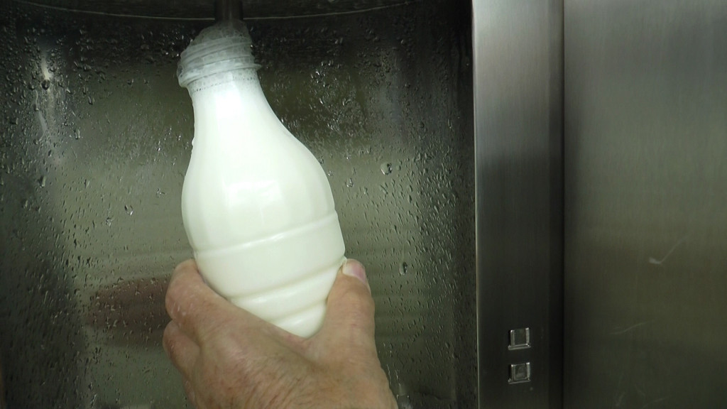 OVO JE ODLIČNO, KAO DA SMO POMUZLI KRAVU Mlekomat postavljen u centru Čačka, građani oduševljeni jer ih do svežeg i domaćeg mleka sada deli samo jedan klik