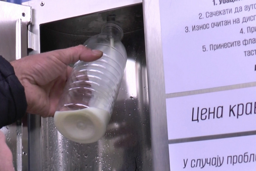 OVO JE ODLIČNO, KAO DA SMO POMUZLI KRAVU Mlekomat postavljen u centru Čačka, građani oduševljeni jer ih do svežeg i domaćeg mleka sada deli samo jedan klik
