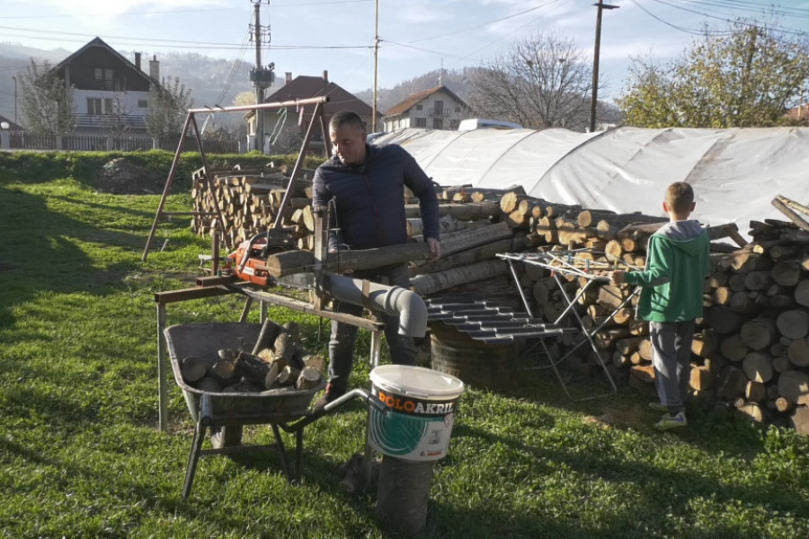 JEDINSTVEN IZUM KOJI KORISTE SVE KOMŠIJE Pronašao način kako da uštedi na drvima (FOTO)