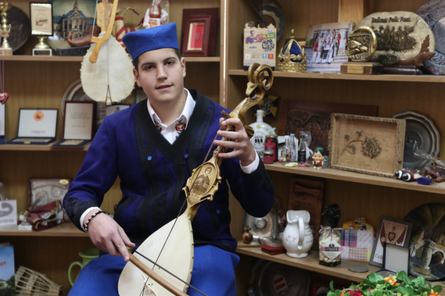 NEKOME JE "DEMODE", ALI NE I NJEMU Stefan je jedan od retkih koji svira stari instrument i tako čuva srpsku tradiciju, omiljene su mu pesme o Kosovu