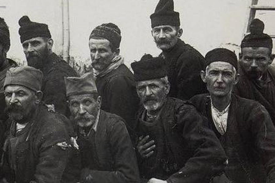 NJIH PLAVE KOVERTE NISU ZABRINJAVALE Trećepozivci ili “Srpske čiče” kako su ih zvali su bezrezervno branili svoje potomstvo