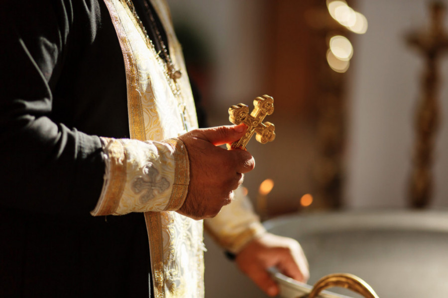 U SRBIJI POGREŠNIM IMENOM ZOVEMO POPA Ovako nikada ne bi trebalo oslovljavati svešteno lice, a evo i zašto se ne zna šta je zapravo pravilno