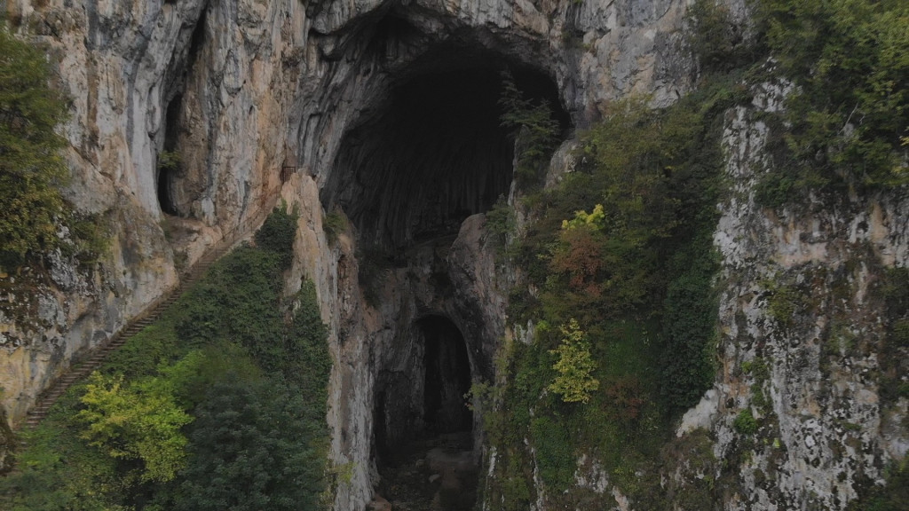 SNEŽANA SA SEDAM PATULJAKA, ČIKA LJUBA SA MAČKAMA I PALMA U SAKSIJI  Ovo je srpska pećina u kojoj se krije pravo speleološko blago