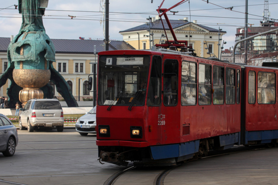 SNIMAK IZ BEOGRADA KOJI JE PODELIO SRBIJU Momak je sa psom dočekao devojku na tramvajskoj stanici, a onda... (VIDEO)