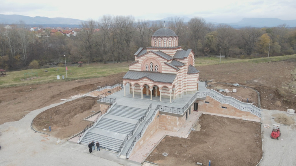 Sedi starac se pojavio i rekao deci da se sklone sa livade, nakon nekoliko minuta tu su pale NATO bombe