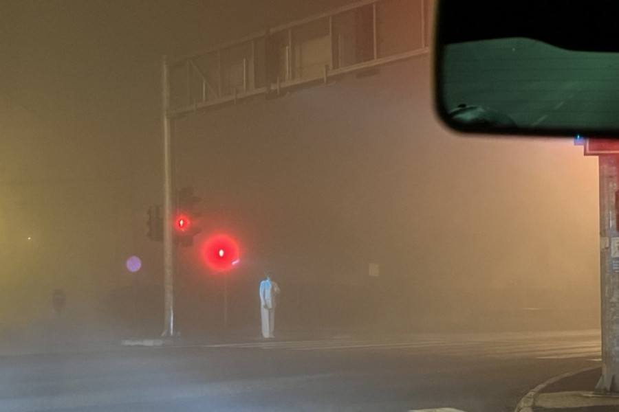 PRIZOR KAO IZ HOROR FILMOVA Žena u belom od glave do pete u gluvo doba noći stoji na putu