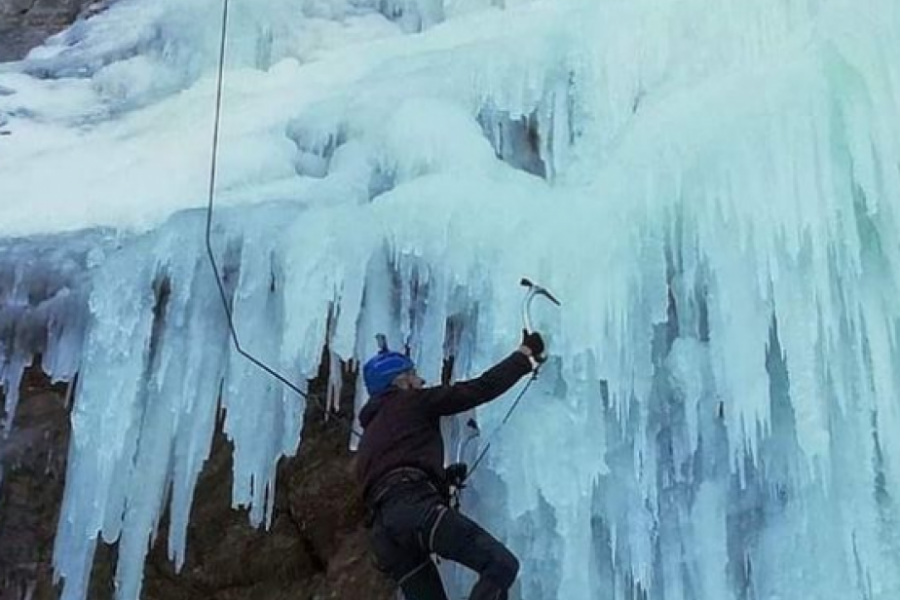 ZALEĐENI VODOPAD SKAKALO Zimska atrakcija skrivena od očiju prolaznika i mesto za alpiniste, na sat vremena od Beograda