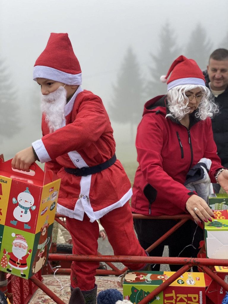 MALI DEDA MRAZ SA KONJA ČARLIJA DELIO PAKETIĆE Meštane i njihovu decu uveselio mali Miloš (FOTO)