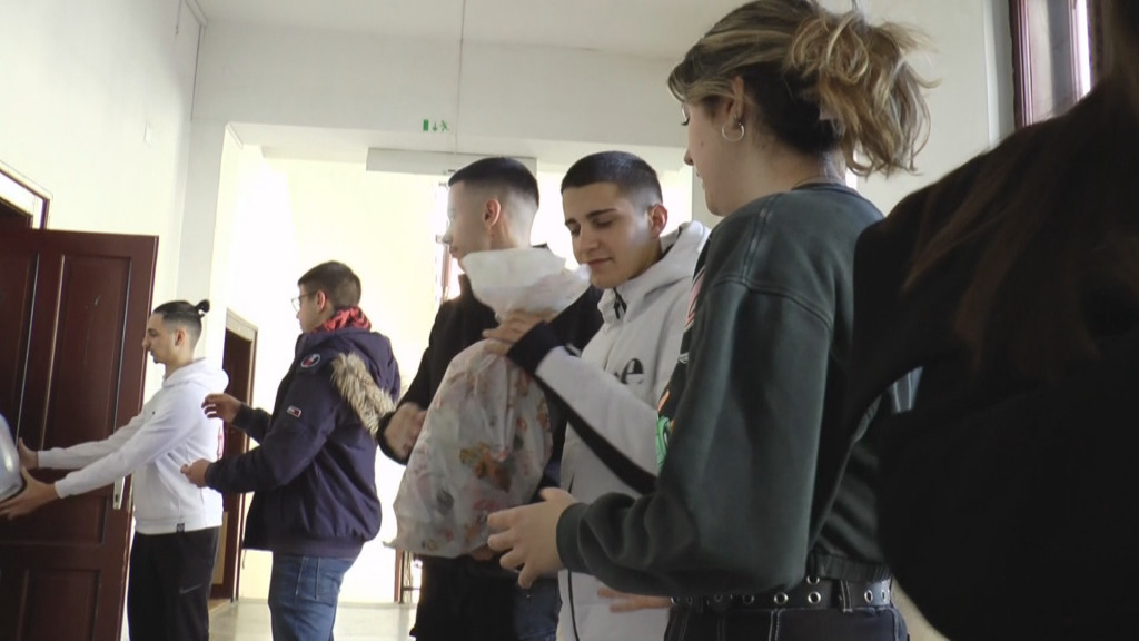 NAŠA DECA VELIKOG SRCA Mladi gimnazijalci iz Čačka pokrenuli humanitarnu akciju kako bi obradovali mališane