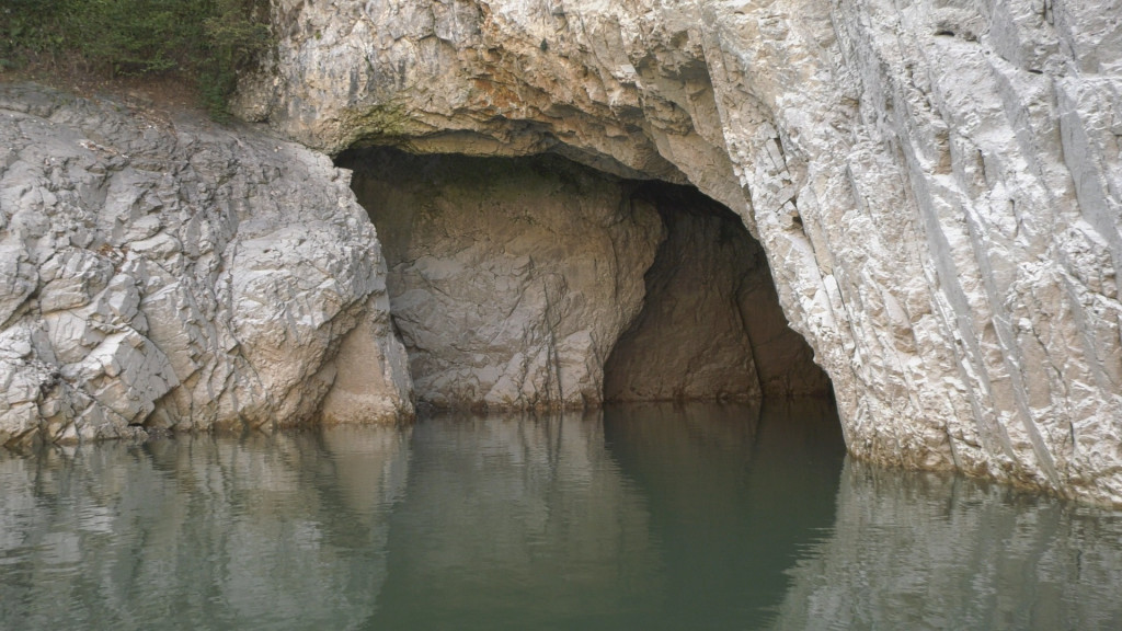 DVE PEĆINE SPAJAJU SE U JAMI BEZDAN  Izuzetno speleološko bogatstvo smešteno u veličanstvenom kanjonu reke Uvac,