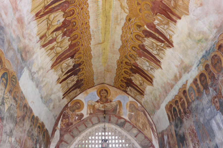 Sedam kraljeva iz loze Nemanjića krunisano na ovom mestu, svaki je ušao na poseban ulaz koji je kasnije zazidan