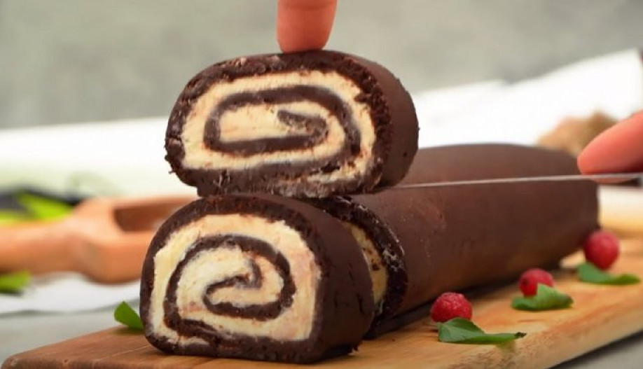 SLATKIŠA NIKADA NIJE DOSTA Napravite preukusni čokoladni rolat za koji vam je potrebno samo 3 sastojka (VIDEO)
