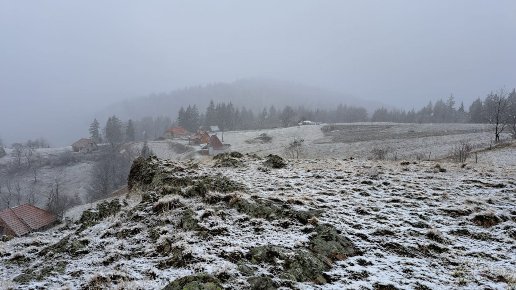 STIŽE MEĆAVA U ZAPADNU SRBIJU Sneg u planinskim novovaroškim selima pada već nekoliko sati, konačno obelele livade i pašnjaci