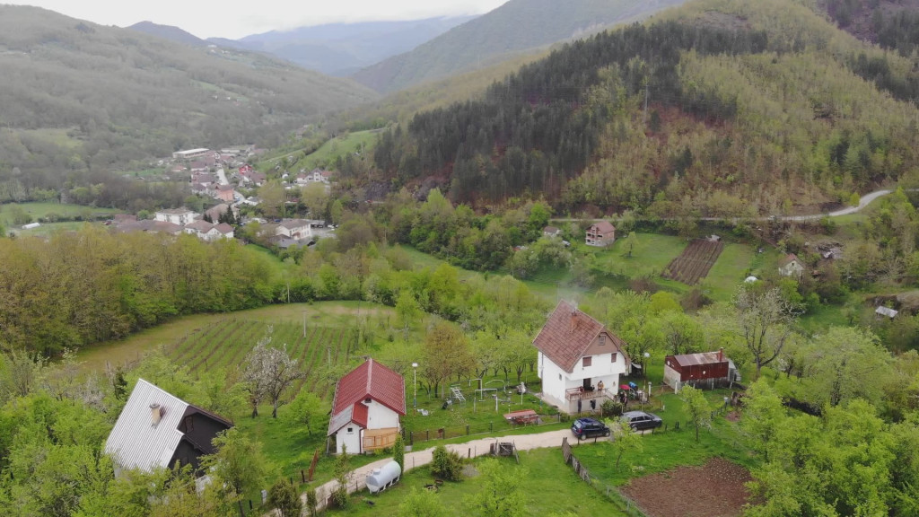 SPAVAĆA SOBA NAM U JEDNOJ, A KUHINJA U DRUGOJ DRŽAVI Ovako žive meštani sela na granici između Srbije i Bosne, koja je podelila čak i grobna mesta