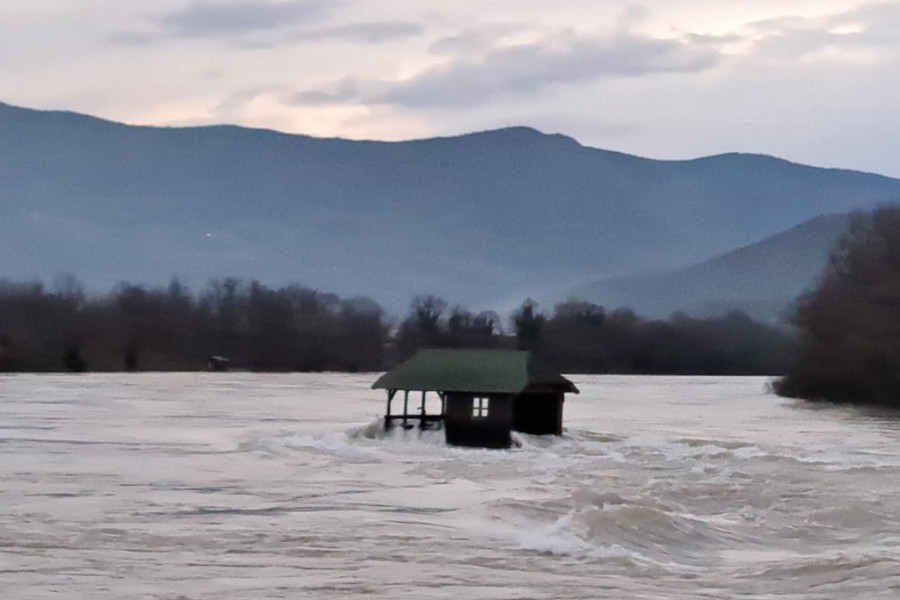 KUĆICA NA DRINI SE JEDVA DRŽI POD NALETIMA NABUJALE REKE Svi se nadaju da će simbol Bajine Bašte ponovo preživeti