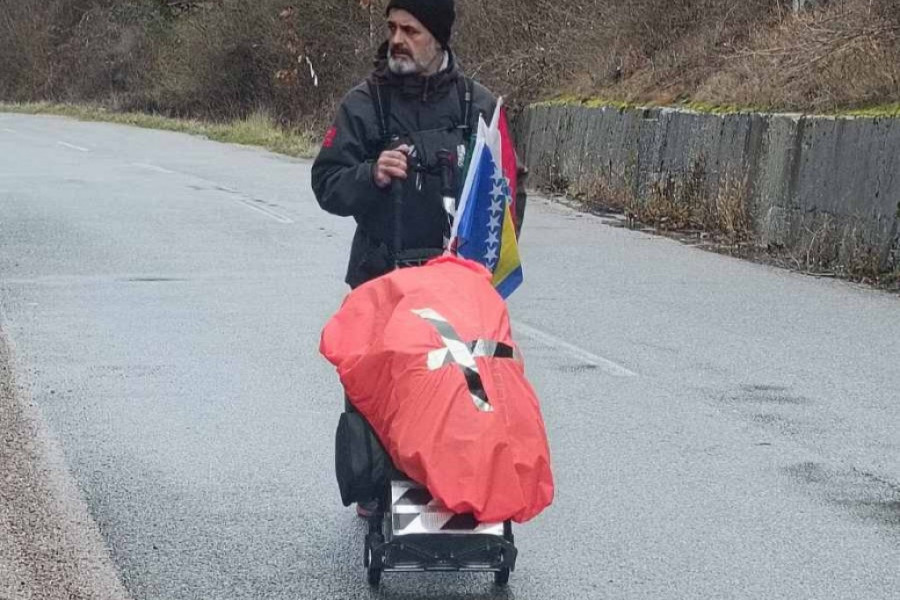 Pretužna vest sustigla ga u Severnoj Makedoniji: Enveru koji je peške krenuo na put dug 6.600 kilometara preminula majka