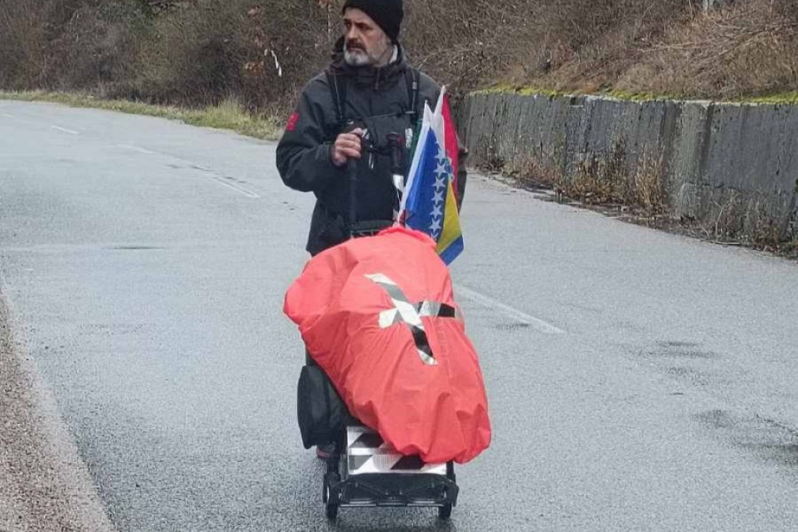 KRENUO NA HODOČAŠĆE U MEKU DUGO ČAK 6.600 KM Oduševljen podrškom koju mu ljudi pružaju na ovom svetom putu, jedan gest na Palama nikad neće zaboraviti