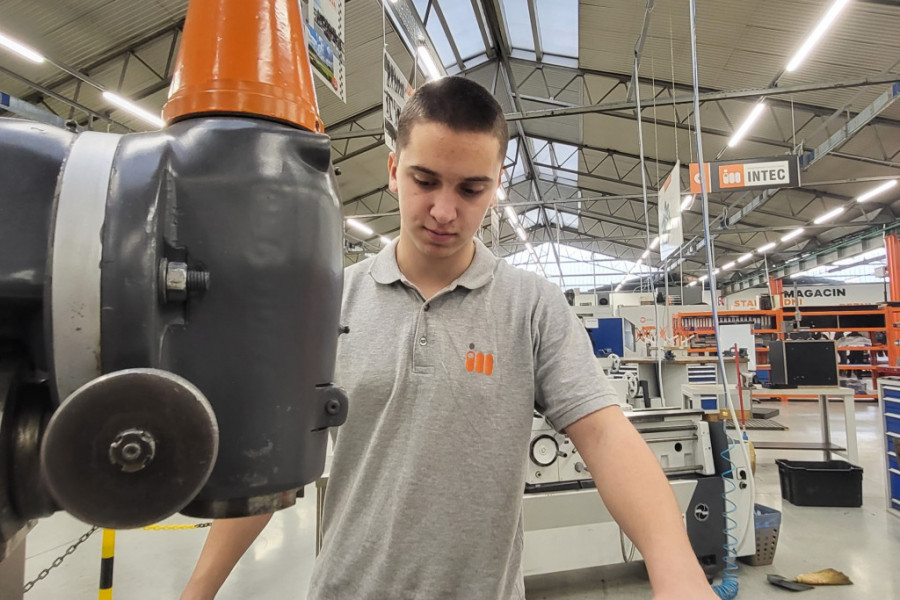 Rad za mašinom nema alternativu, skoro 90 odsto onog što znam naučio sam kroz praksu u fabrici