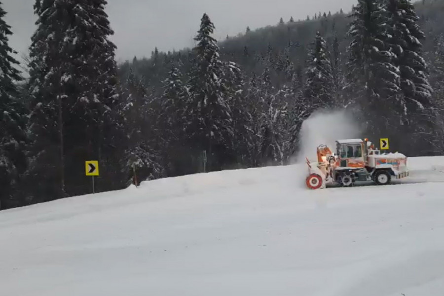 SNEŽNI NANOSI PO NEKOLIKO METARA VISOKI Snežna mećava na Goliji, put preko planine potpuno neprohodan