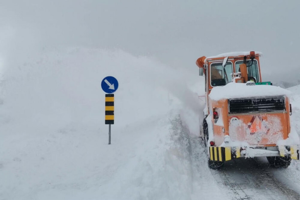 SNEŽNI NANOSI PO NEKOLIKO METARA VISOKI Snežna mećava na Goliji, put preko planine potpuno neprohodan